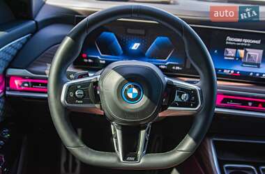 Седан BMW i7 2022 в 