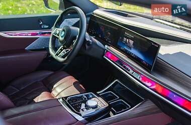 Седан BMW i7 2022 в 