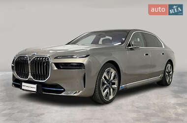 Седан BMW i7 2022 в 