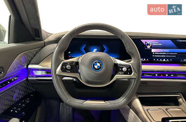 Седан BMW i7 2022 в 