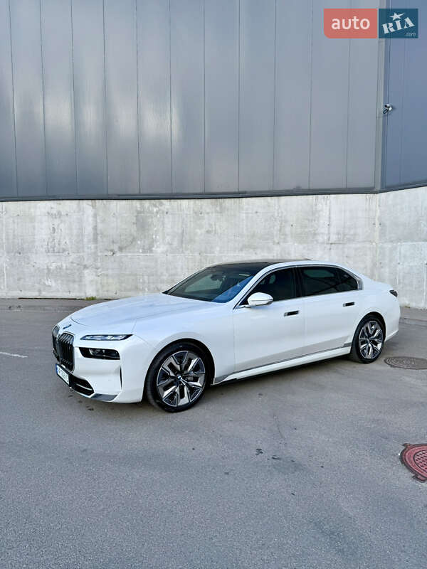 Седан BMW i7 2022 в Киеве