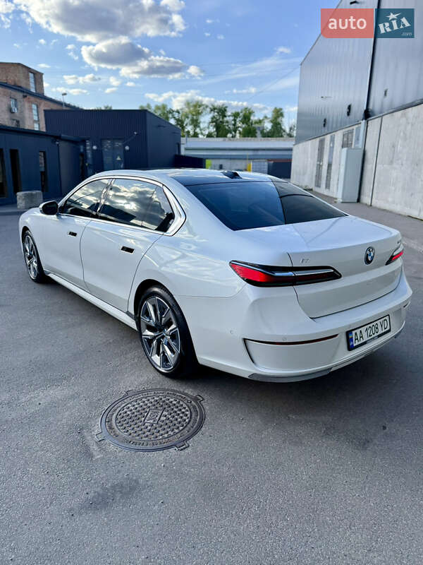 Седан BMW i7 2022 в Киеве