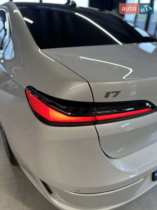 Седан BMW i7 2022 в Киеве