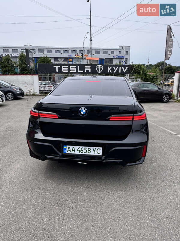 Седан BMW i7 2023 в Києві