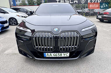 Седан BMW i7 2023 в Киеве