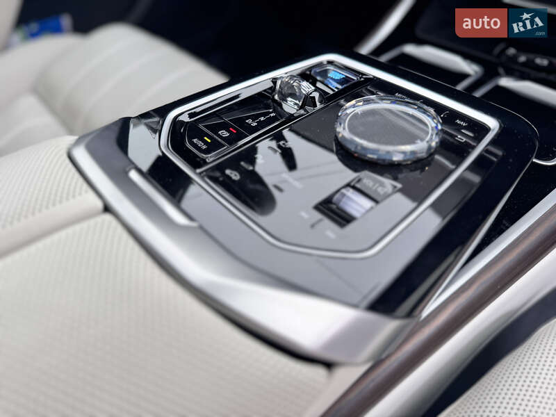 Седан BMW i7 2023 в Києві