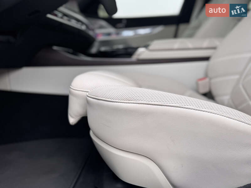 Седан BMW i7 2023 в Києві