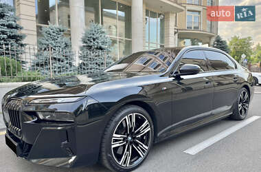 Седан BMW i7 2023 в Киеве