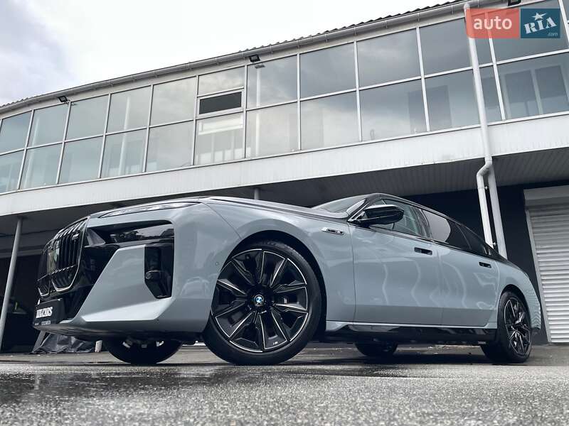 Седан BMW i7 2023 в Киеве