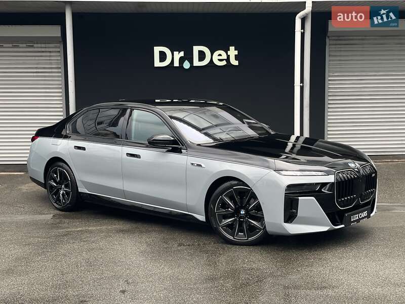 Седан BMW i7 2023 в Киеве