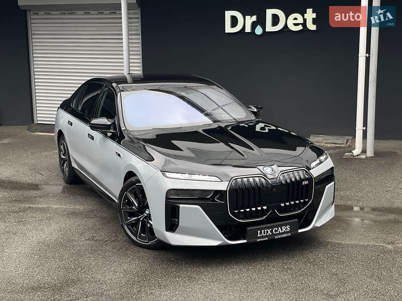 Седан BMW i7 2023 в Киеве