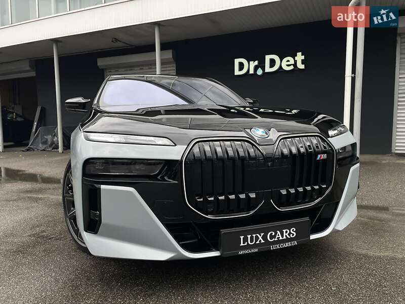 Седан BMW i7 2023 в Киеве