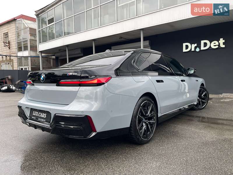 Седан BMW i7 2023 в Киеве