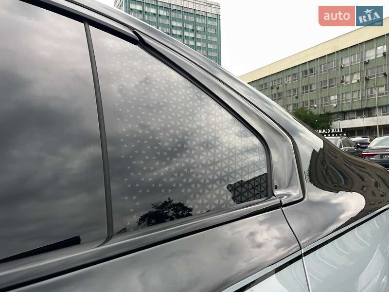 Седан BMW i7 2023 в Киеве