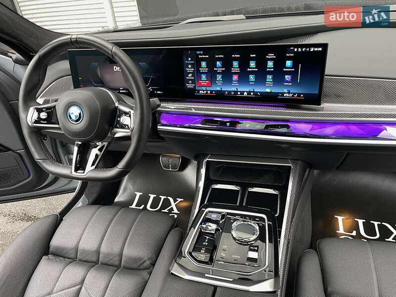 Седан BMW i7 2023 в Киеве