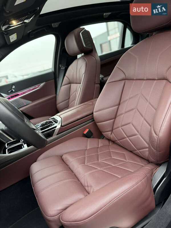 Седан BMW i7 2024 в Киеве