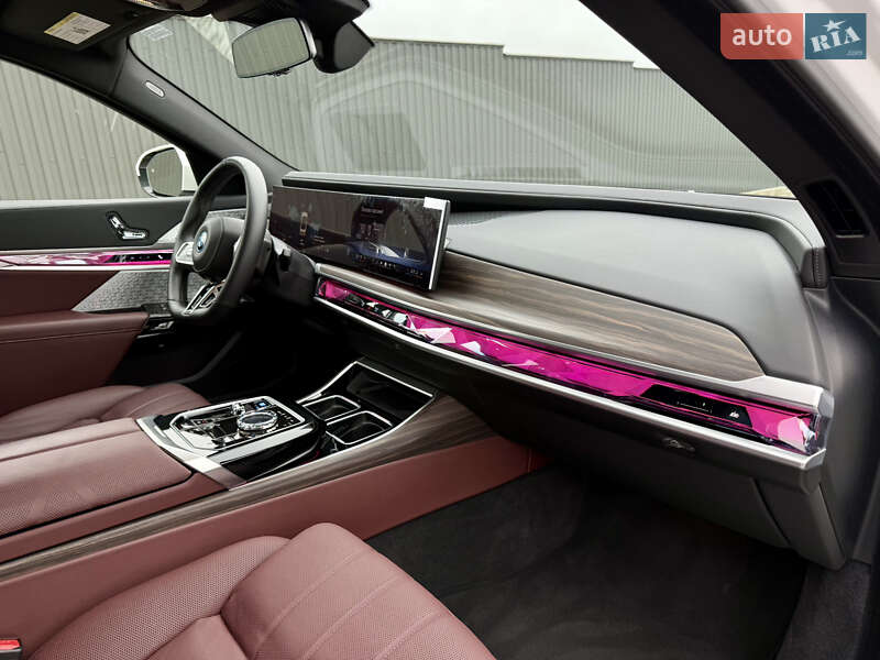 Седан BMW i7 2024 в Киеве