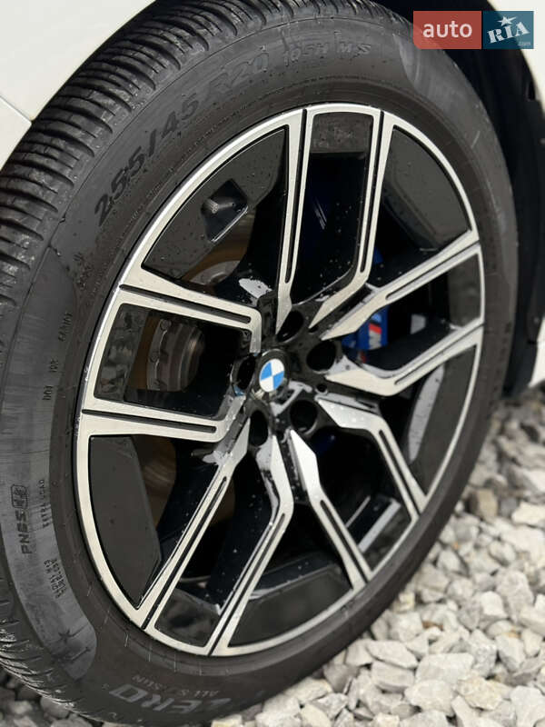Седан BMW i7 2024 в Киеве