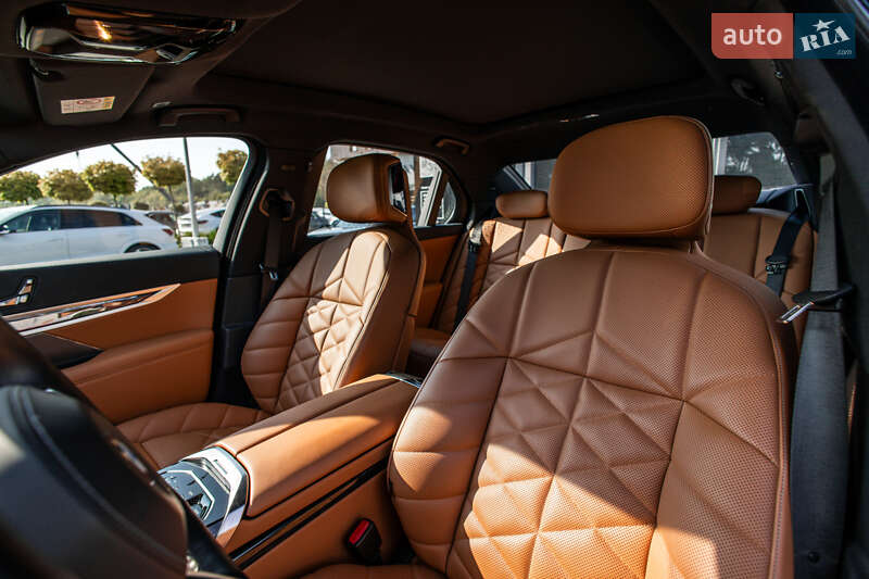 Седан BMW i7 2024 в Львове