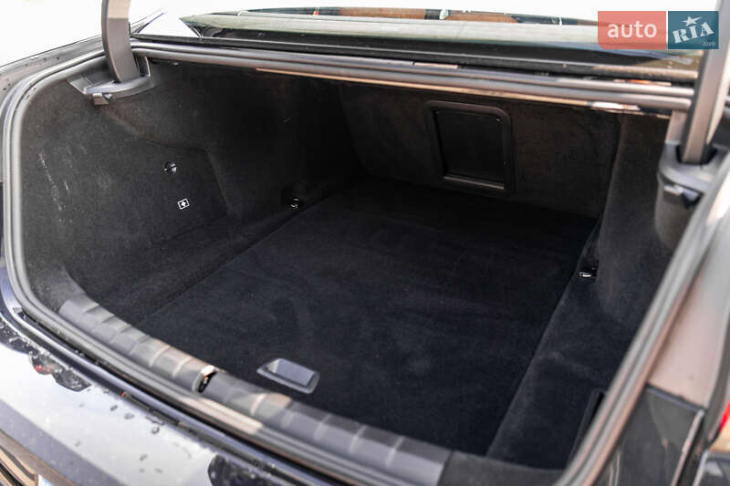 Седан BMW i7 2024 в Львове