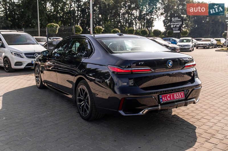 Седан BMW i7 2024 в Львове