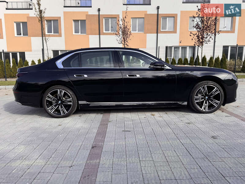 Седан BMW i7 2023 в Львове