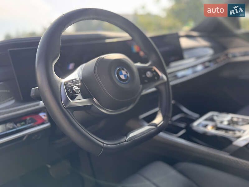 Седан BMW i7 2023 в Львове
