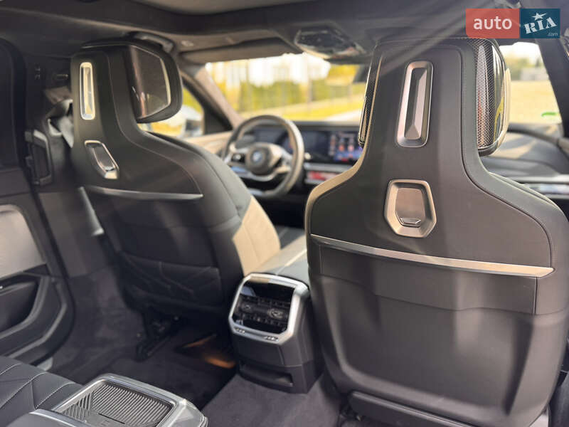 Седан BMW i7 2023 в Львове