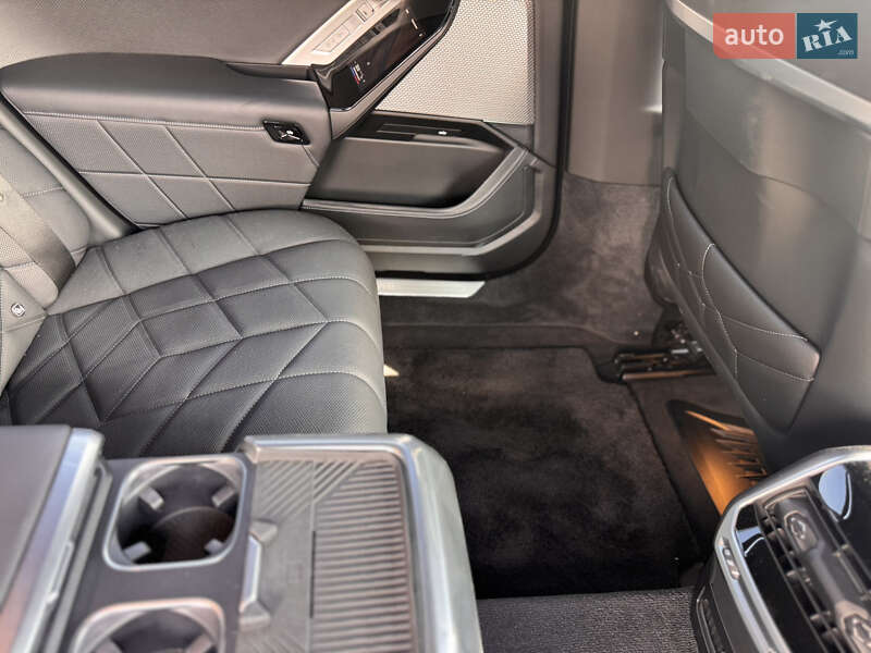 Седан BMW i7 2023 в Львове