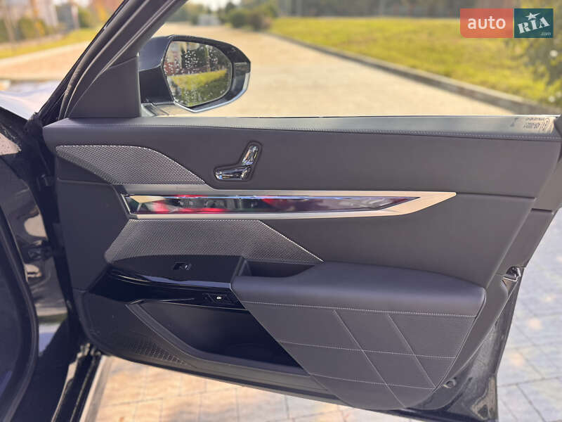 Седан BMW i7 2023 в Львове