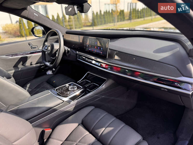 Седан BMW i7 2023 в Львове