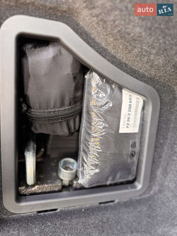 Седан BMW i7 2023 в Львове