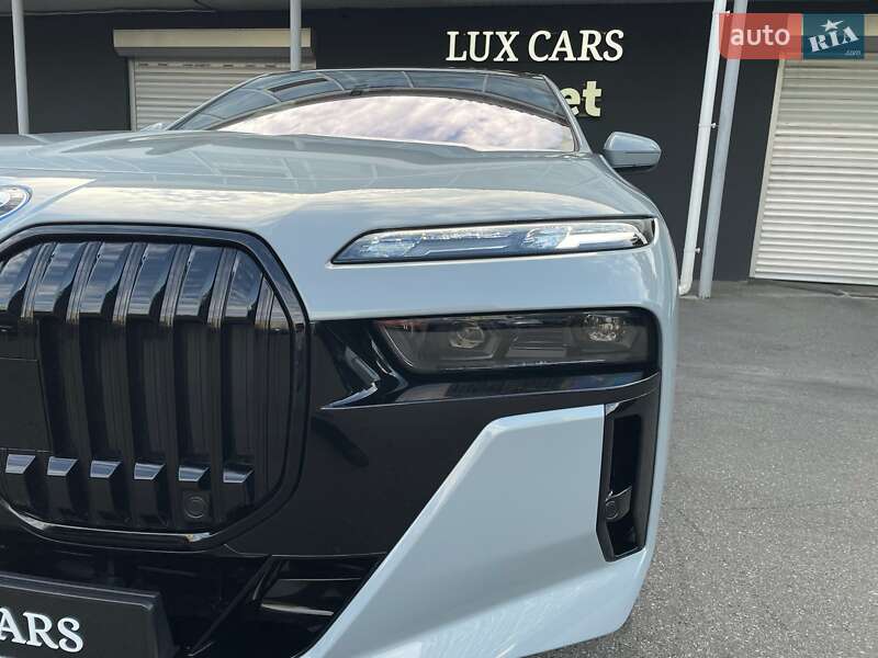 Седан BMW i7 2023 в Киеве