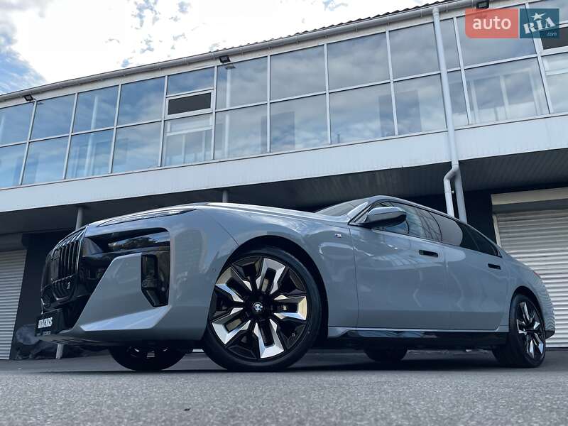 Седан BMW i7 2023 в Киеве