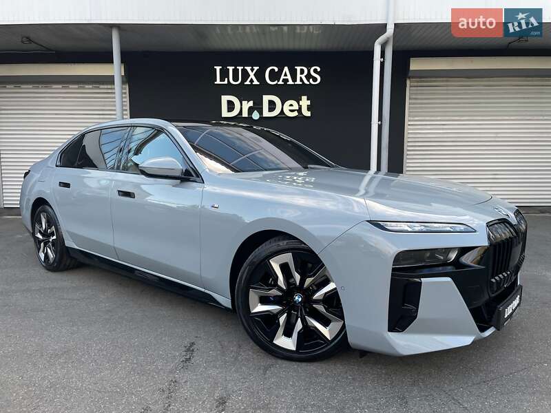 Седан BMW i7 2023 в Киеве