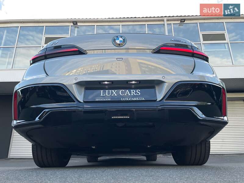 Седан BMW i7 2023 в Киеве