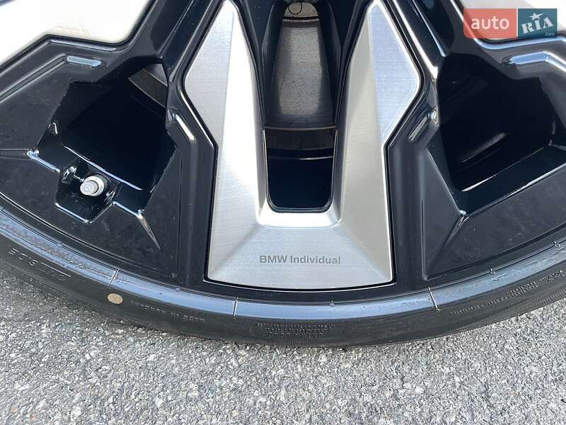 Седан BMW i7 2023 в Киеве