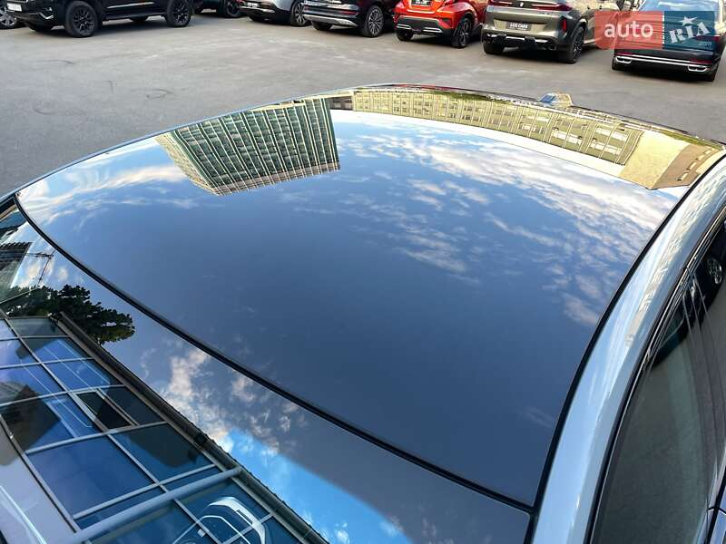 Седан BMW i7 2023 в Киеве