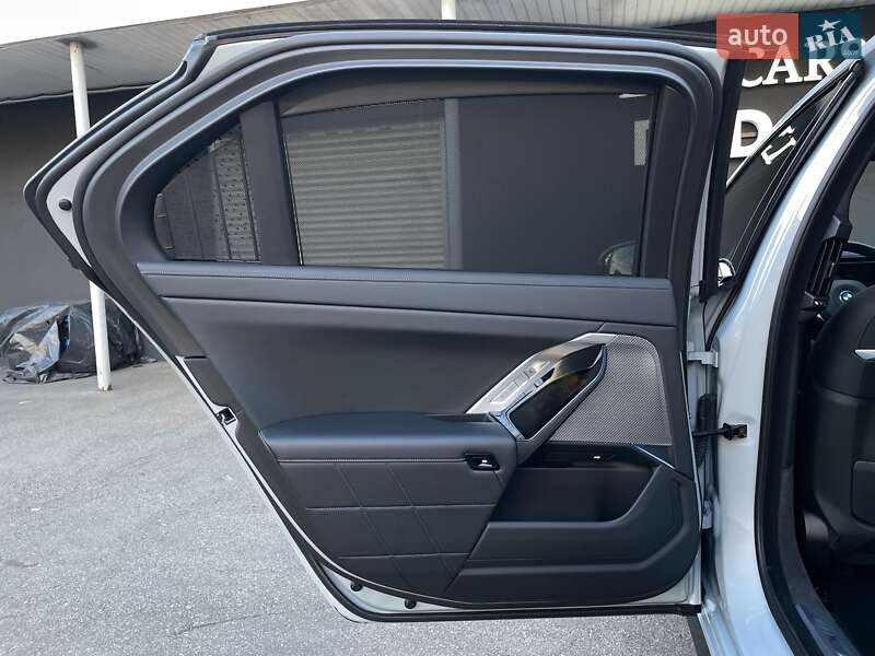 Седан BMW i7 2023 в Киеве