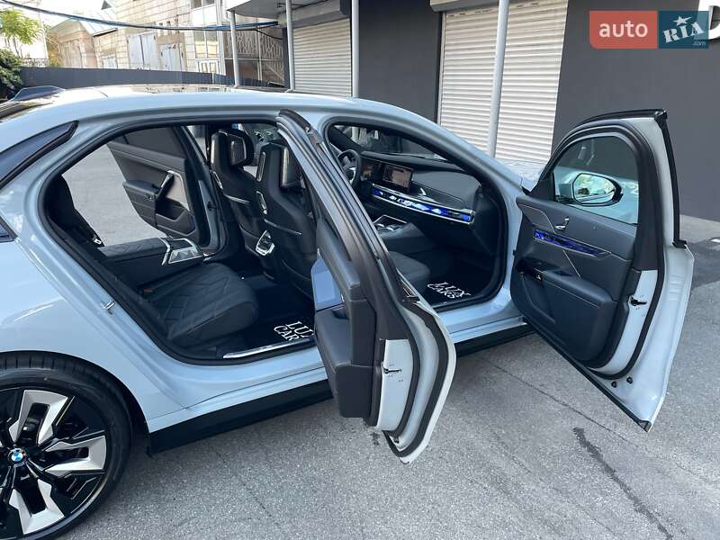 Седан BMW i7 2023 в Киеве