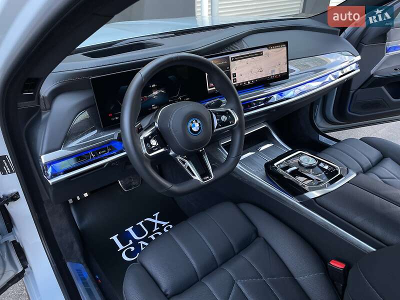 Седан BMW i7 2023 в Киеве