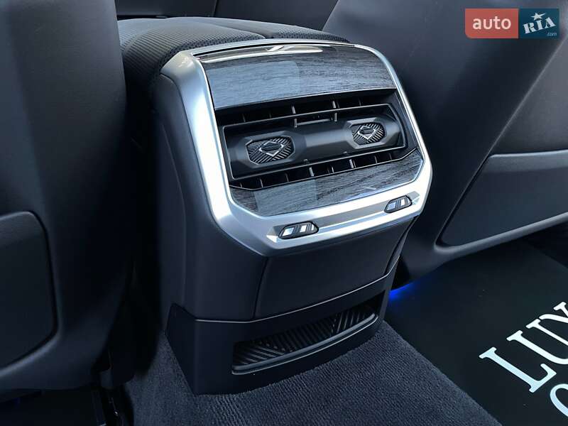 Седан BMW i7 2023 в Киеве