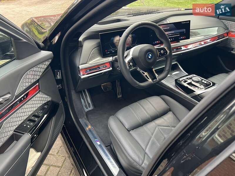 Седан BMW i7 2024 в Ровно