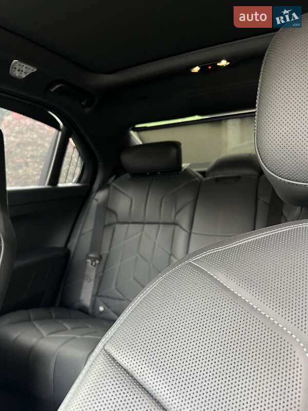 Седан BMW i7 2024 в Ровно