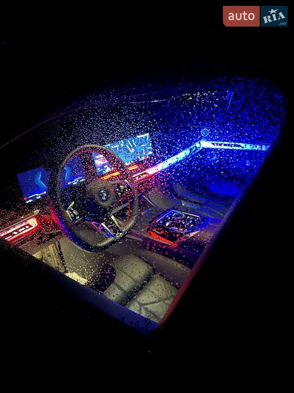 Седан BMW i7 2024 в Ровно