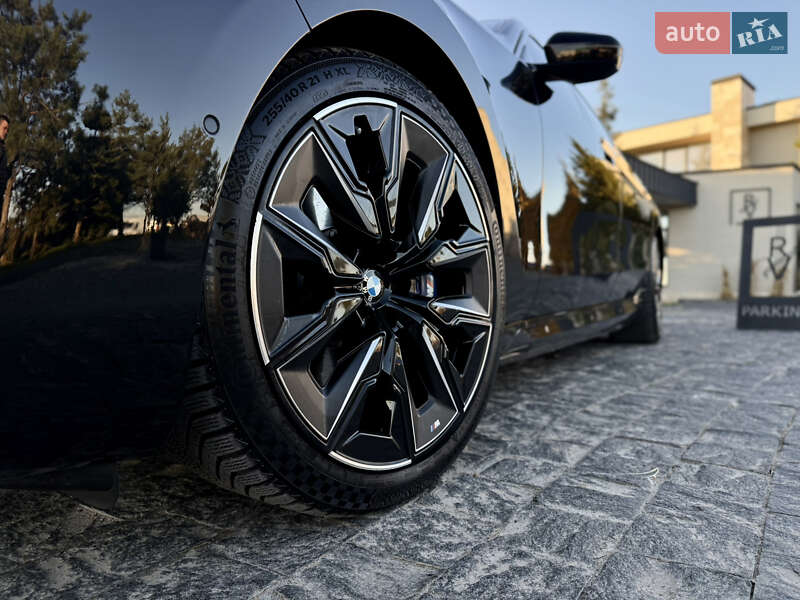 Седан BMW i7 2022 в Львове