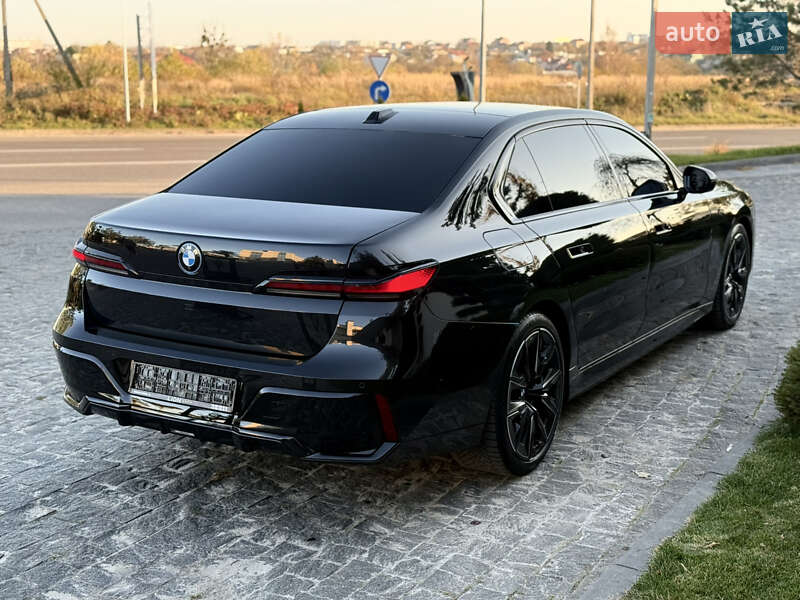 Седан BMW i7 2022 в Львове