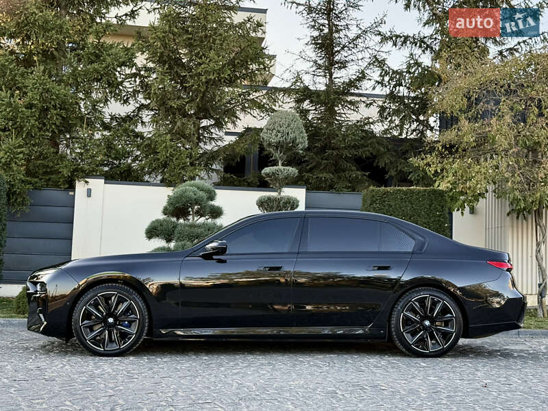 Седан BMW i7 2022 в Львове