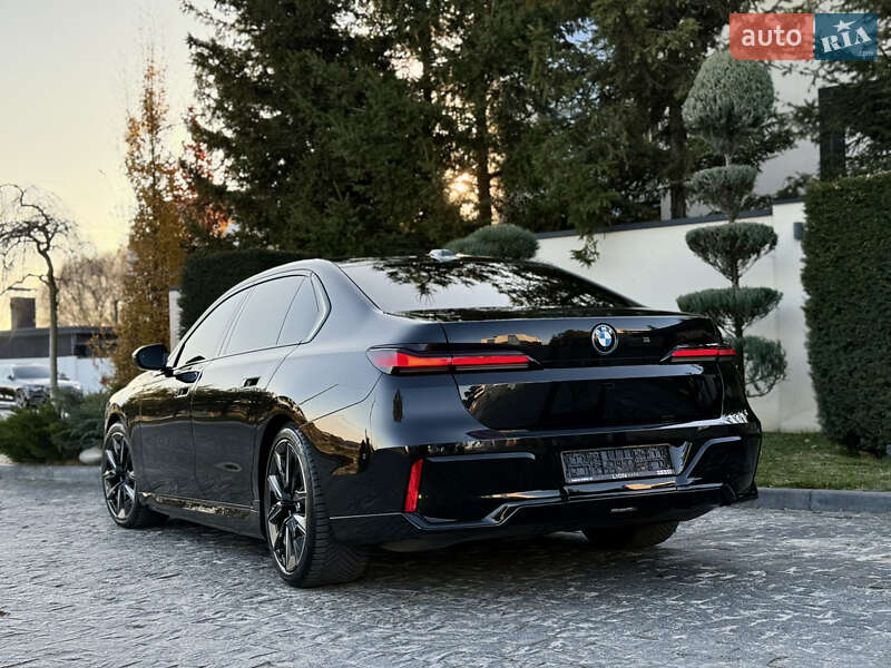 Седан BMW i7 2022 в Львове