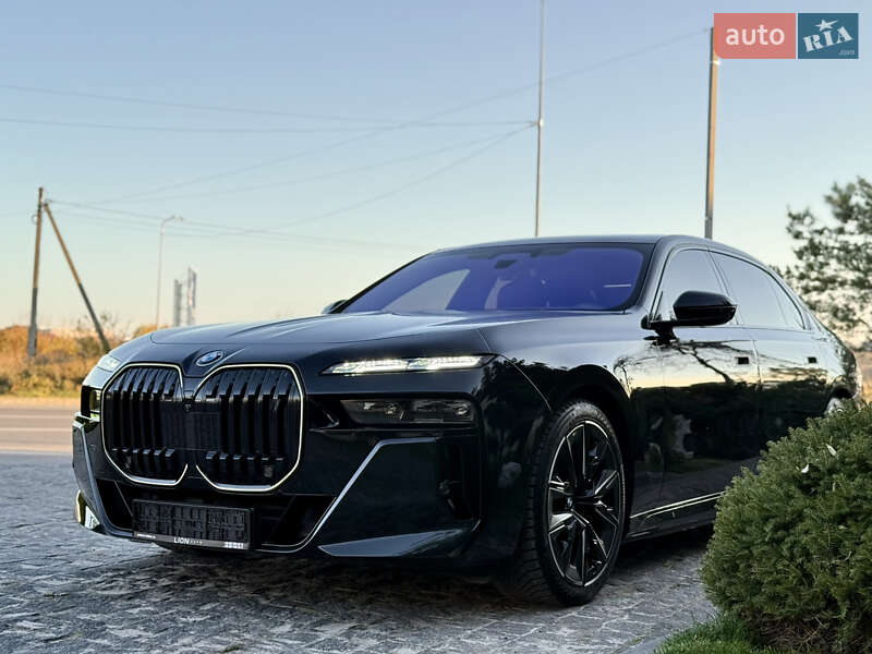 Седан BMW i7 2022 в Львове